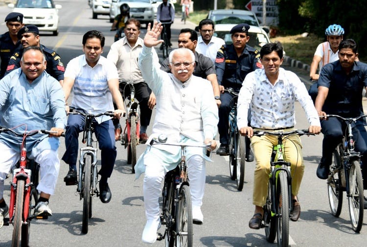 Haryana CM Manohar Lal Khattar Arrives at Secretariat on Cycle, World Bicycle Day