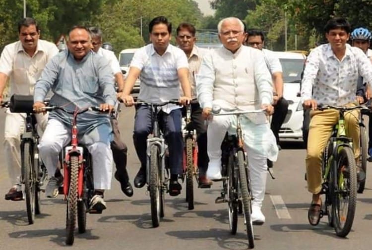 Haryana CM Manohar Lal Khattar Arrives at Secretariat on Cycle, World Bicycle Day