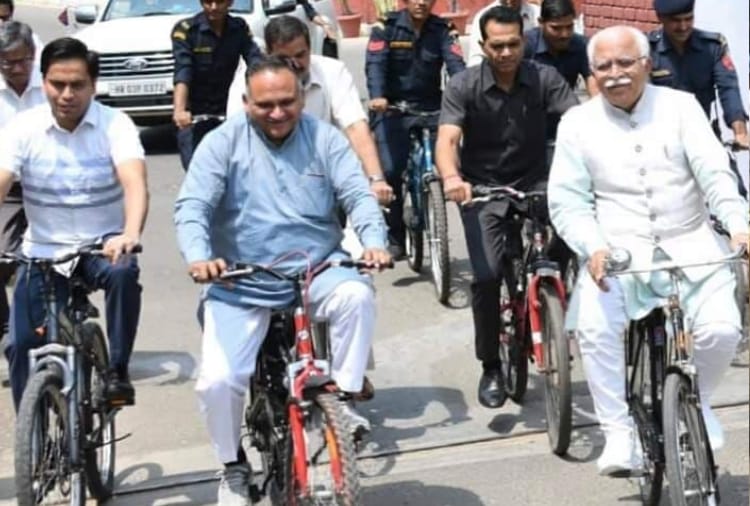 Haryana CM Manohar Lal Khattar Arrives at Secretariat on Cycle, World Bicycle Day