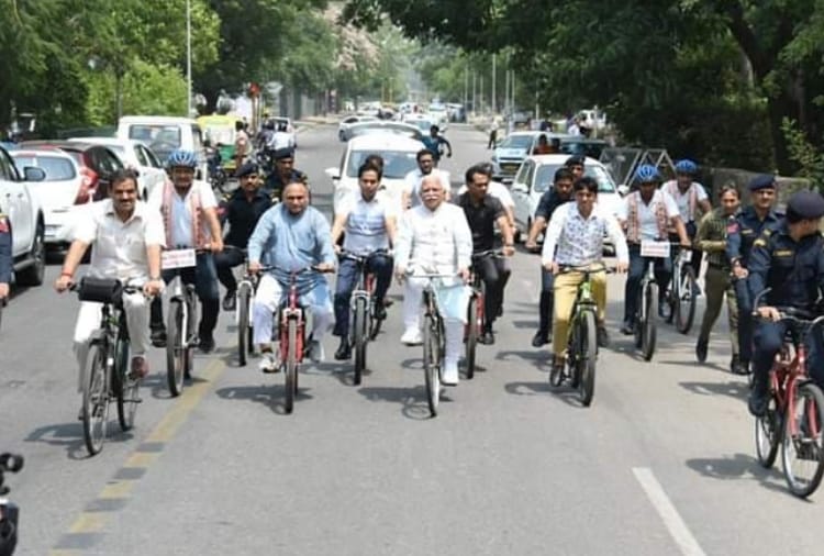 Haryana CM Manohar Lal Khattar Arrives at Secretariat on Cycle, World Bicycle Day
