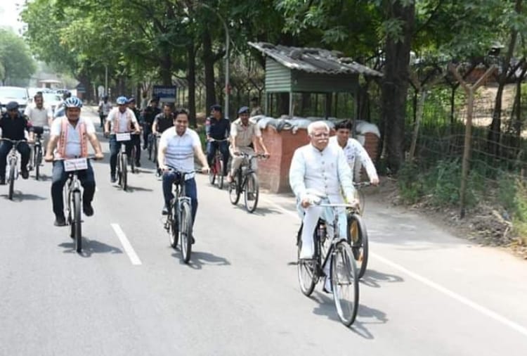 Haryana CM Manohar Lal Khattar Arrives at Secretariat on Cycle, World Bicycle Day