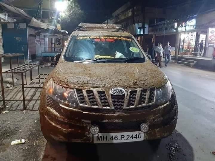 after toyota corolla altis, now pune senior doctor coats his Mahindra XUV500 with cow dung