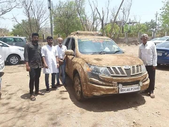 after toyota corolla altis, now pune senior doctor coats his Mahindra XUV500 with cow dung