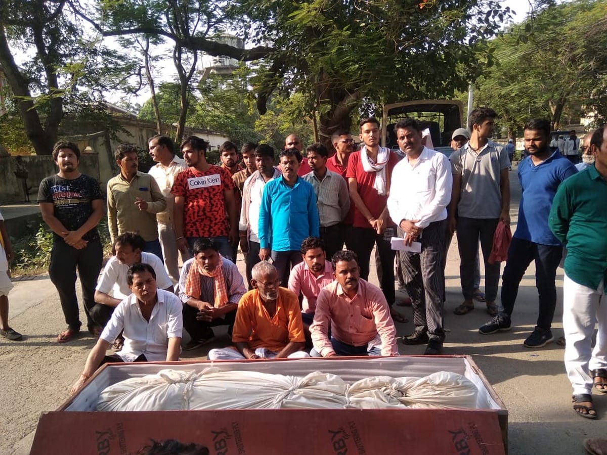 family strike at bhu trama center with crpf jawan avinash singh dea body