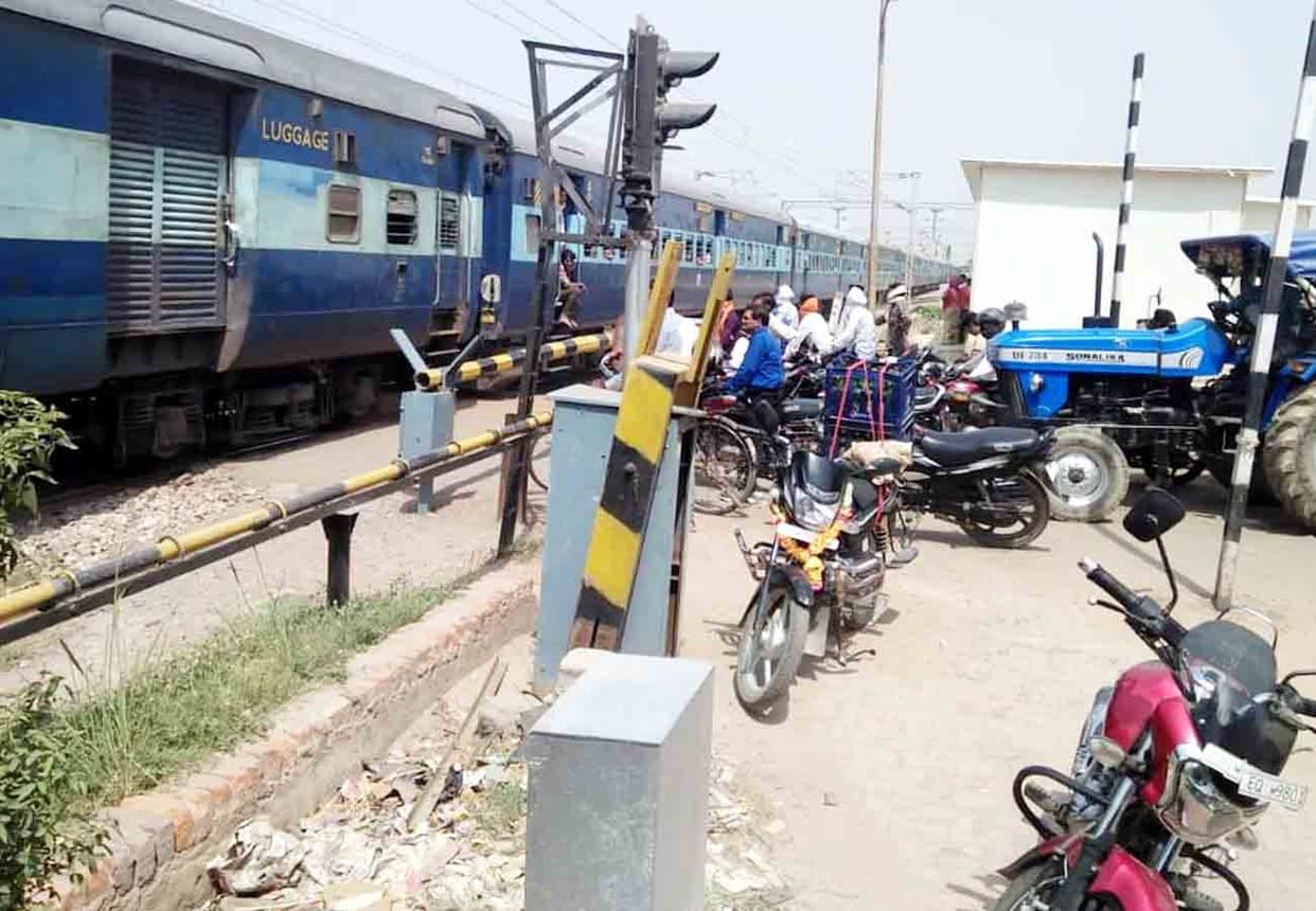 railway crossing gate stopped working due to unavailability of electric supply