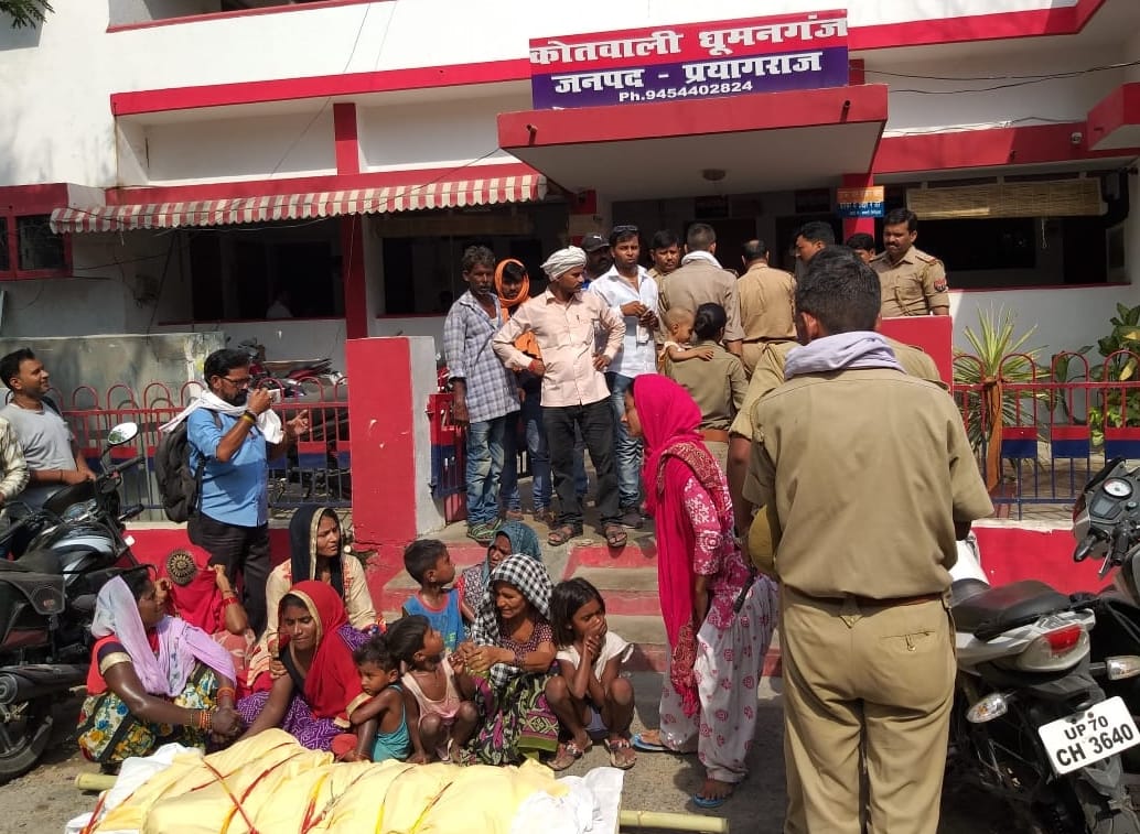 Three hours demonstration with dead bodies in front of police station, fierce commotion