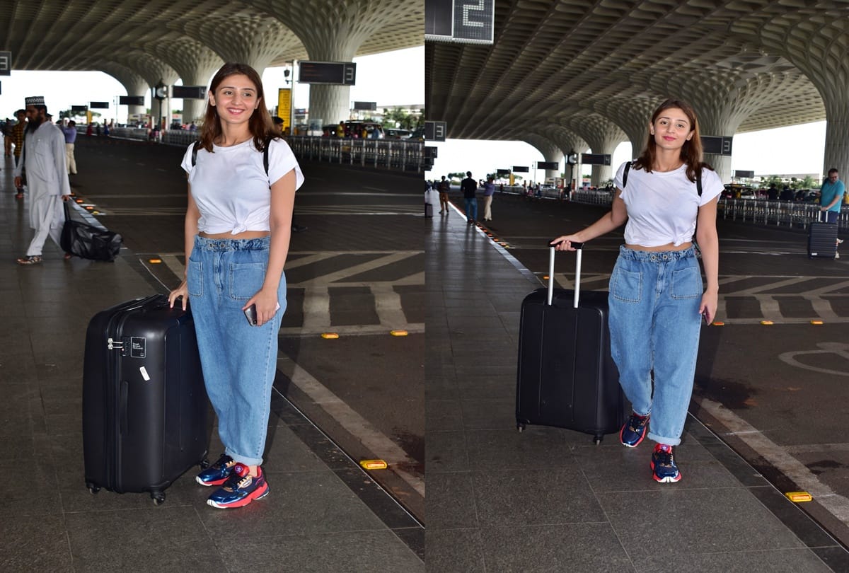 Suhana Khan ananya Pandey Dhvani Bhanushali Arhaan Khan Ishaan khattar parineeti Chopra Spotted