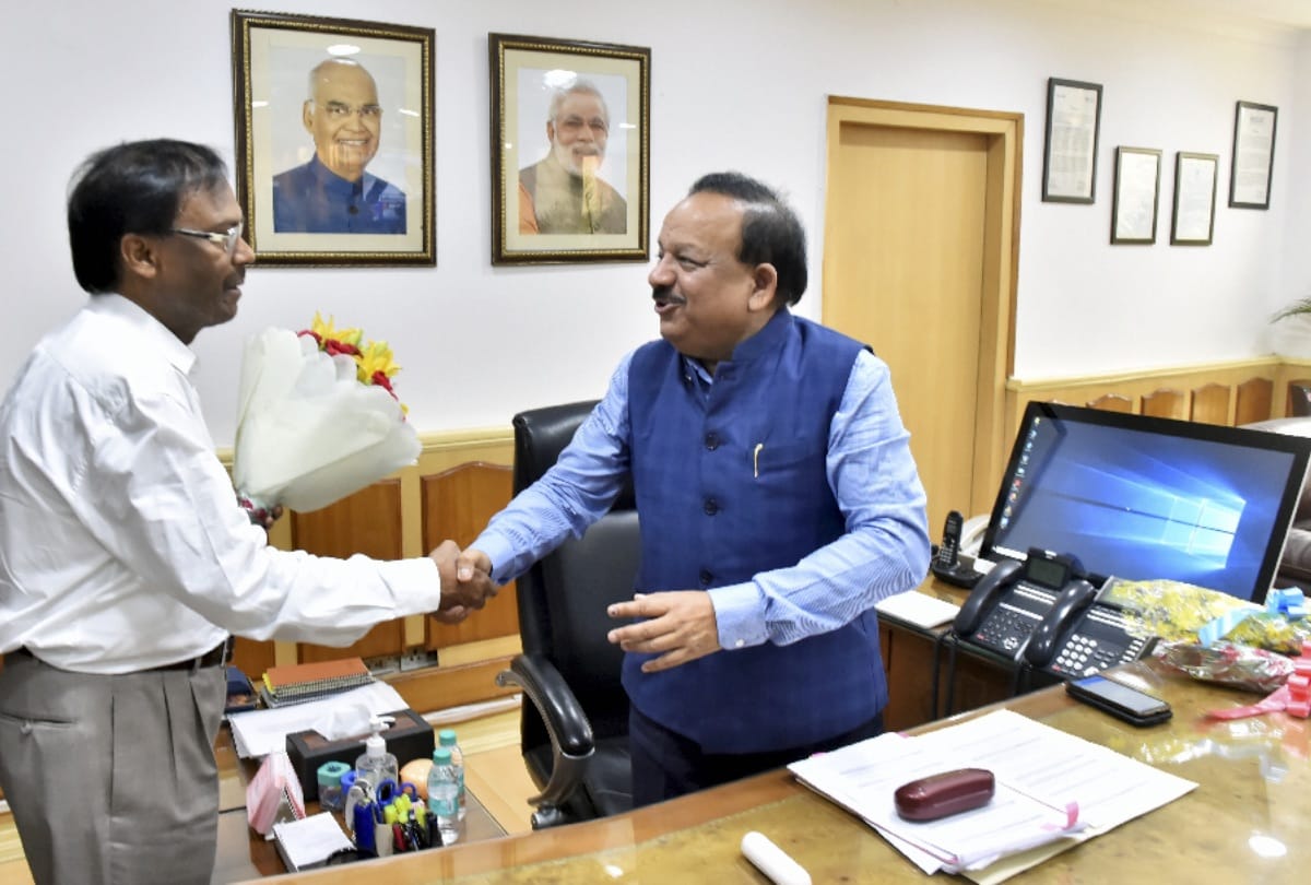 doctor Harsh Vardhan arrives on bicycle at office take charge Union Health Minister in Modis cabinet