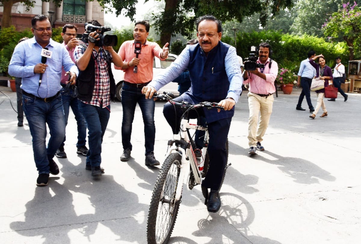 doctor Harsh Vardhan arrives on bicycle at office take charge Union Health Minister in Modis cabinet