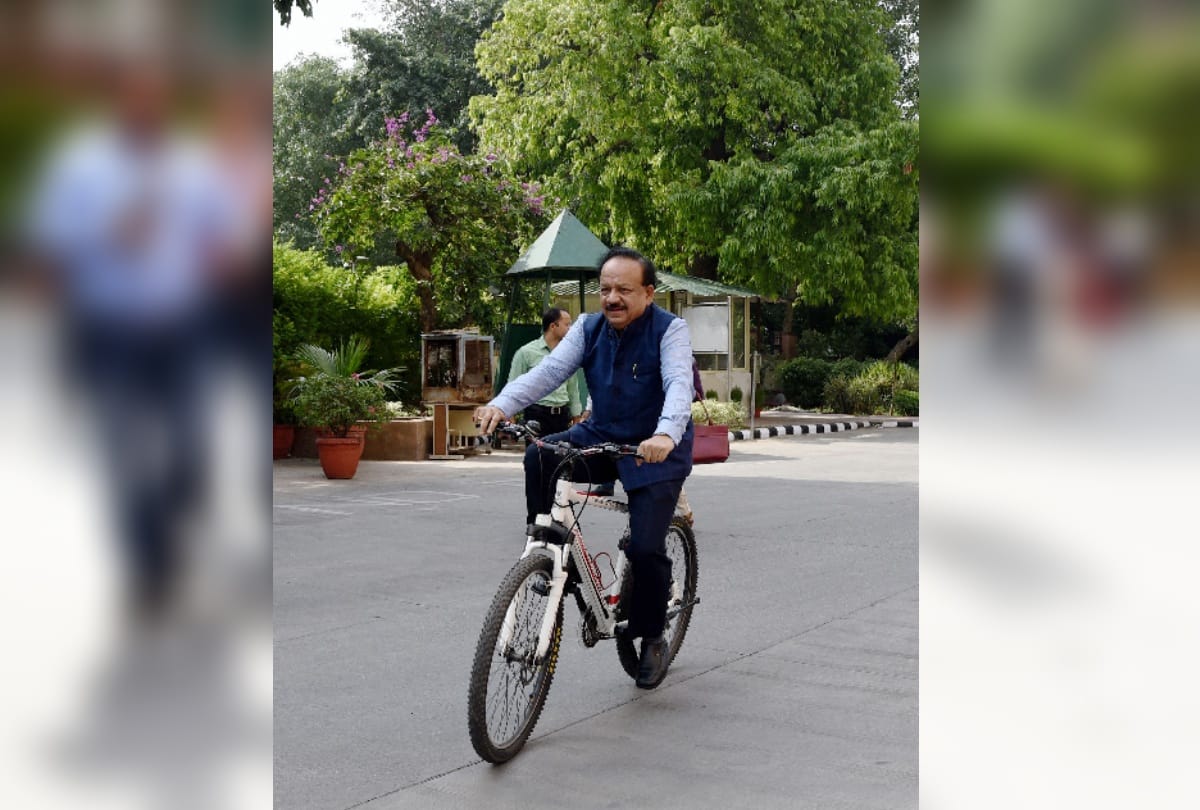 doctor Harsh Vardhan arrives on bicycle at office take charge Union Health Minister in Modis cabinet