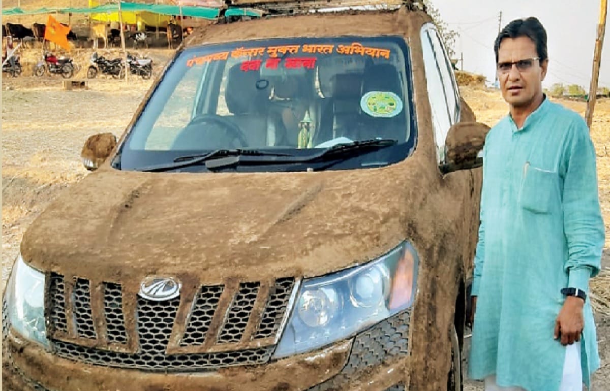 after toyota corolla altis, now pune senior doctor coats his Mahindra XUV500 with cow dung