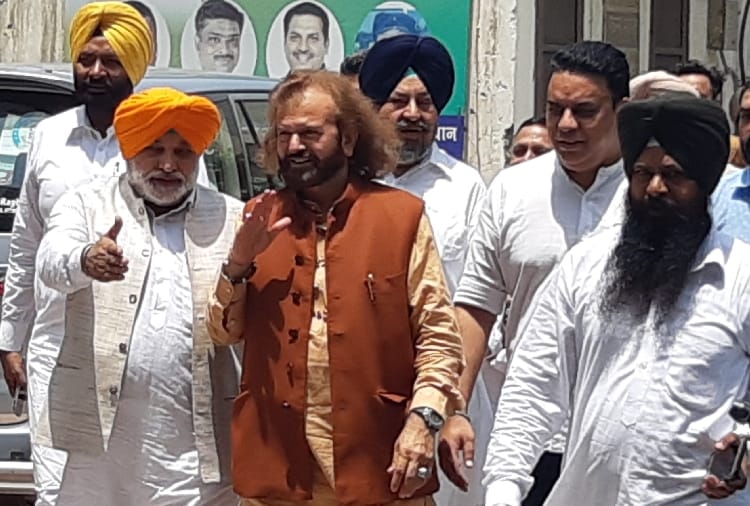 Hansraj hans remarks on Rahul gandhi at Amritsar of Punjab
