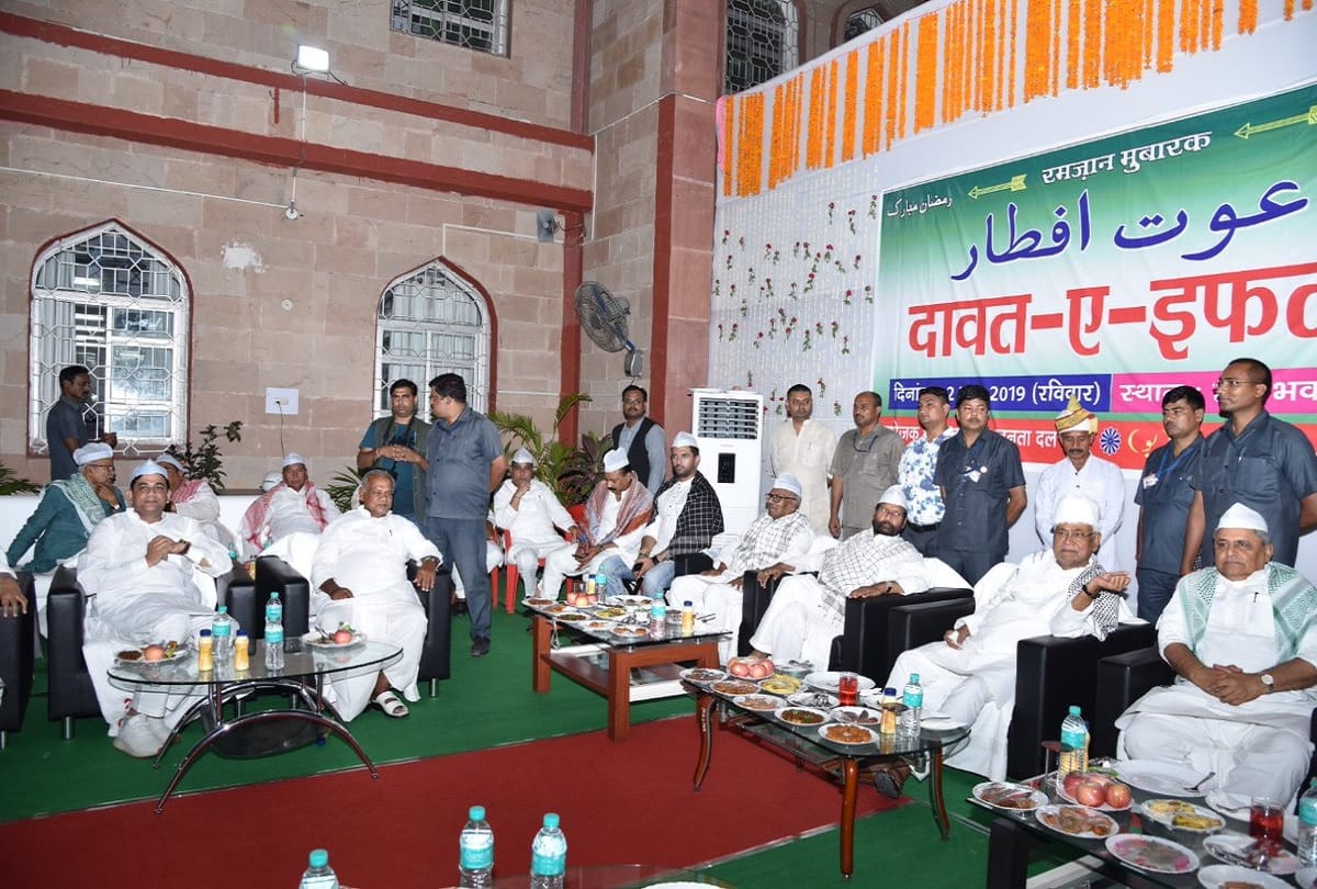 Jdu's Iftar party included Jitan Ram Manjhi but BJP absent