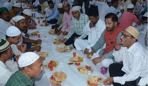शहर में कई जगह हुआ सामूहिक रोजा इफ्तार