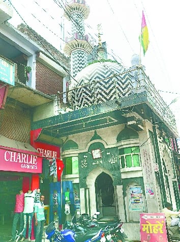 नाले पर बनी मजार से लगी दुकानें हटवाए नगर निगम