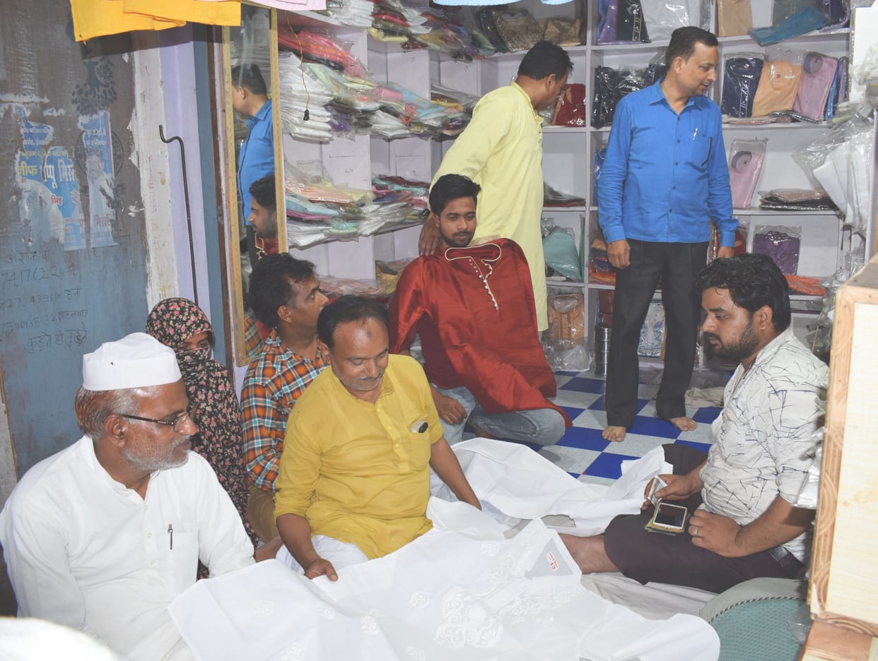युवाओं को लुभा रहे लखनवी कुर्ता-पायजामा
