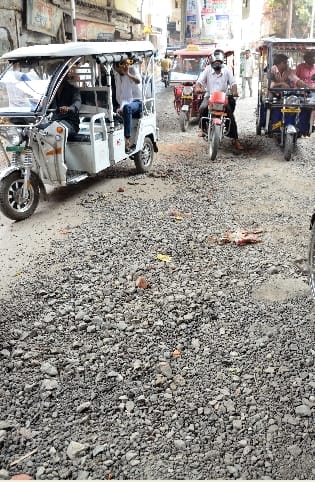 श्यामगंज फ्लाईओवर- बिना एनओसी जल निगम ने खोद डाली सर्विस लेन