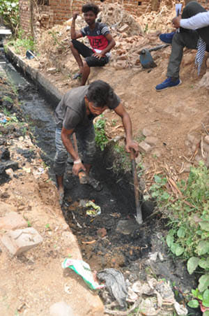 safai workers clean dranage without precotion