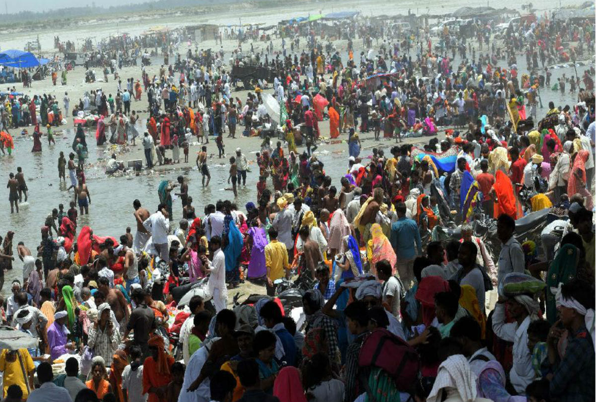 Somvati Amavasya 2019 Hindu Pilgrims Take a Bath in Holy Ganges