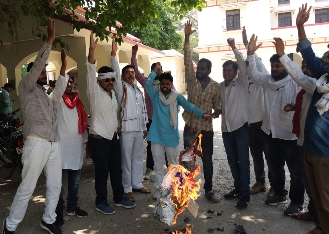 UPPSC: Students protested against Yogi gov