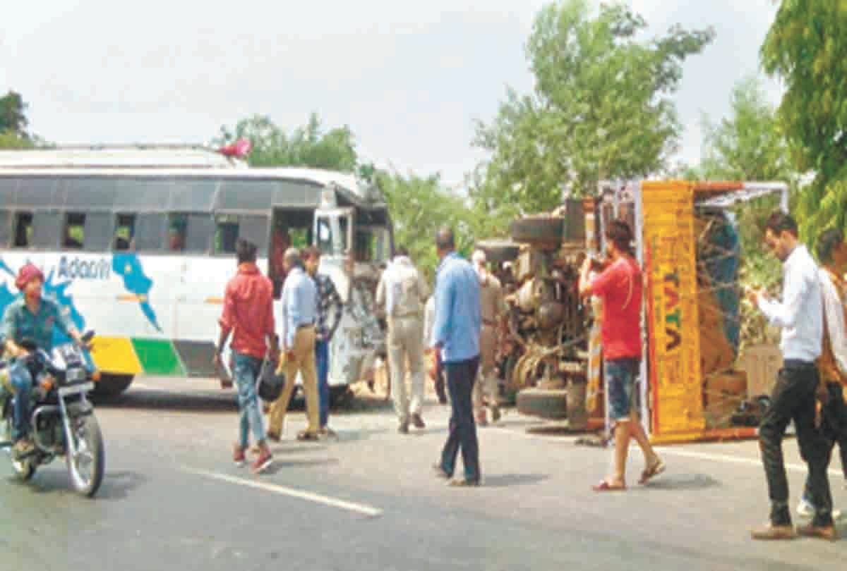 Bus collides with Maruti truck, 12 devotees injured