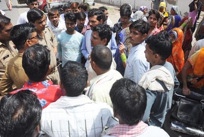 maternal woman in coma after operation by compounder of private hospital in agra