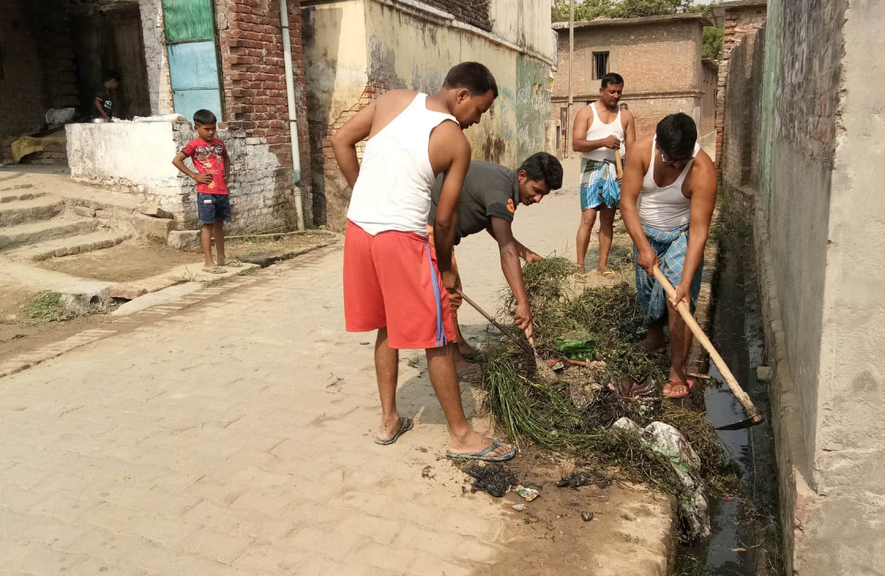 युवाओं ने की नालियों और सड़कों की सफाई