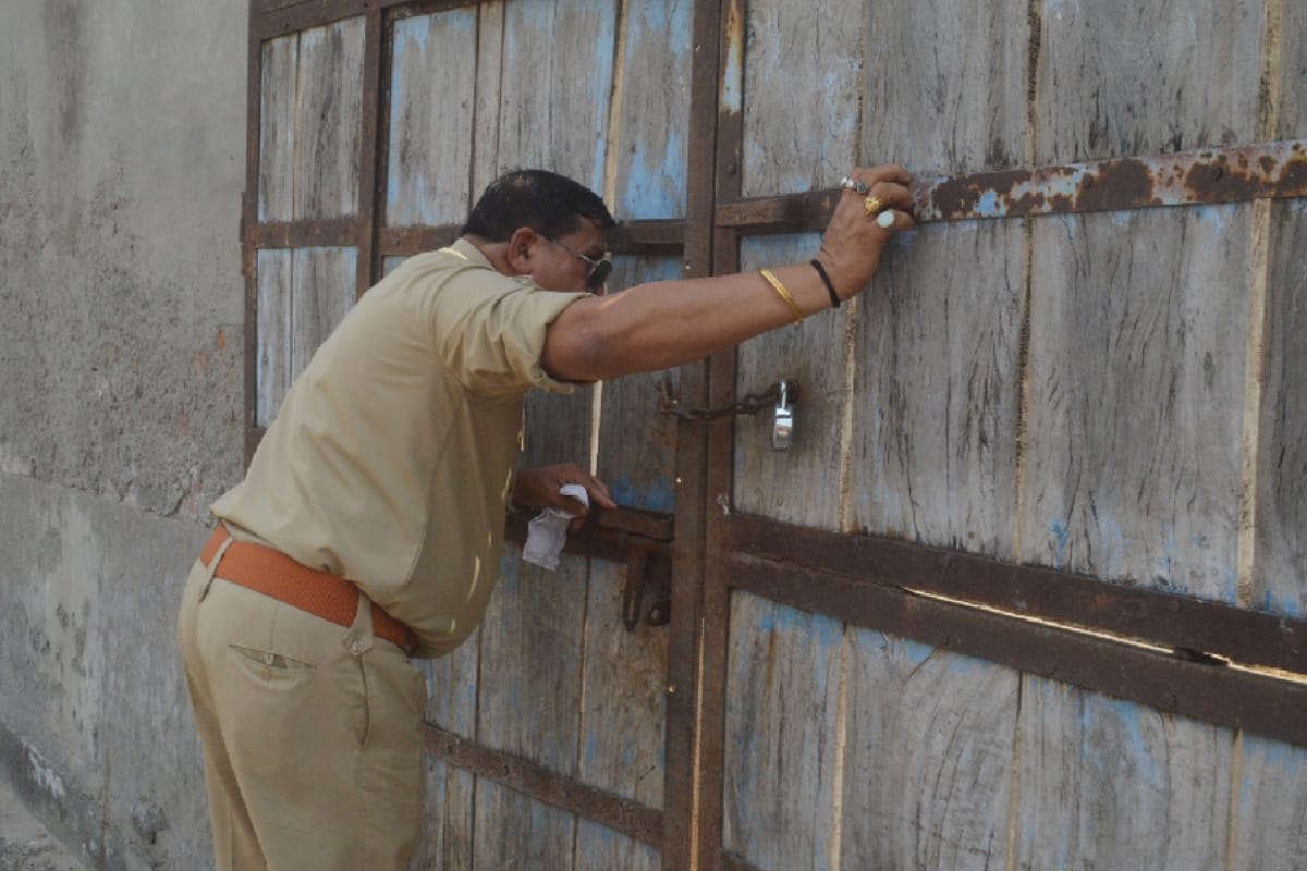 Police raided mini slaughterhouse in baghpat near by police chauki