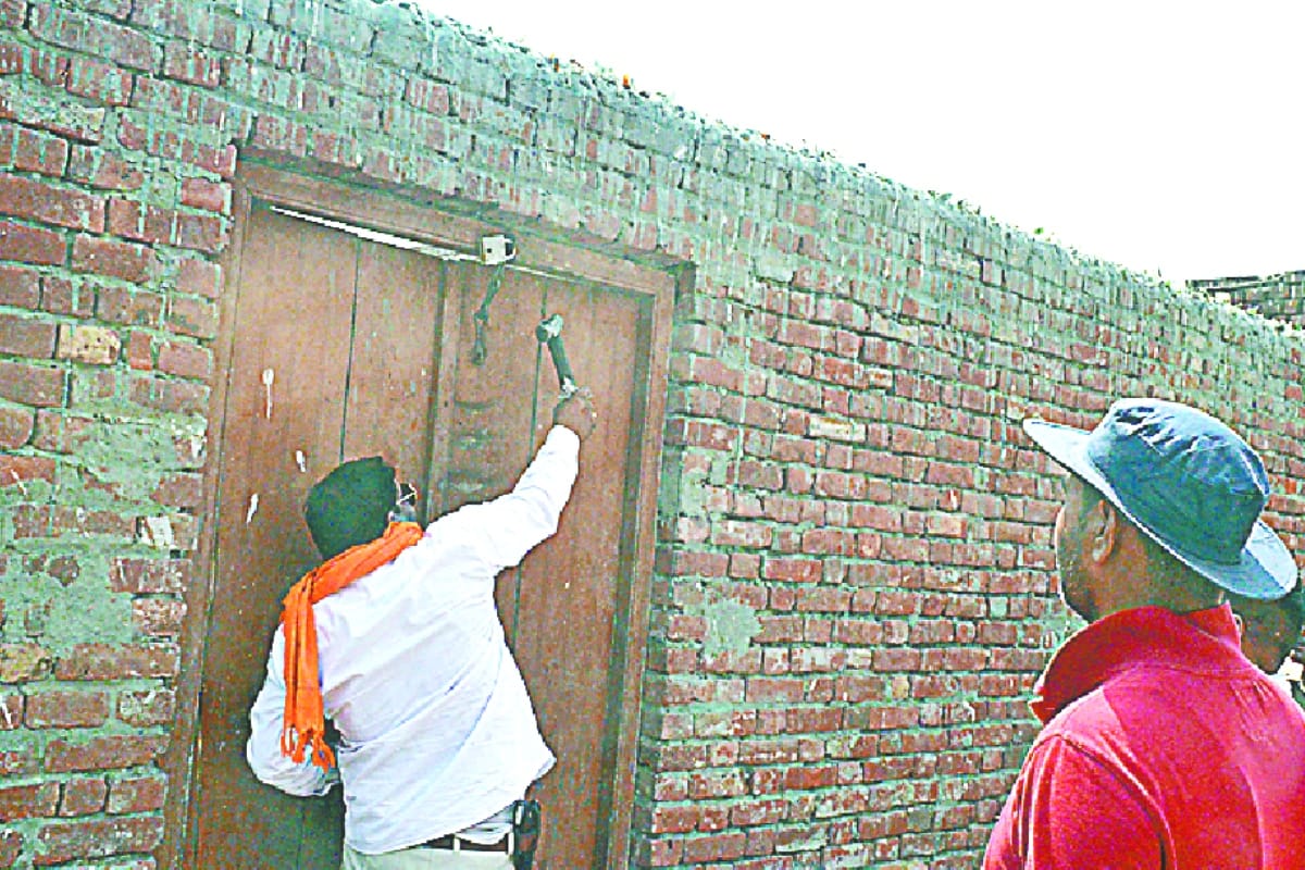 Police raided mini slaughterhouse in baghpat near by police chauki