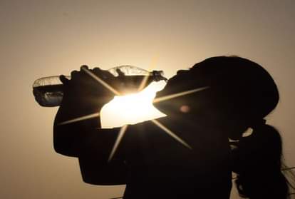 भीषण गर्मी में प्यास बुझाती लड़की (सांकेतिक तस्वीर)