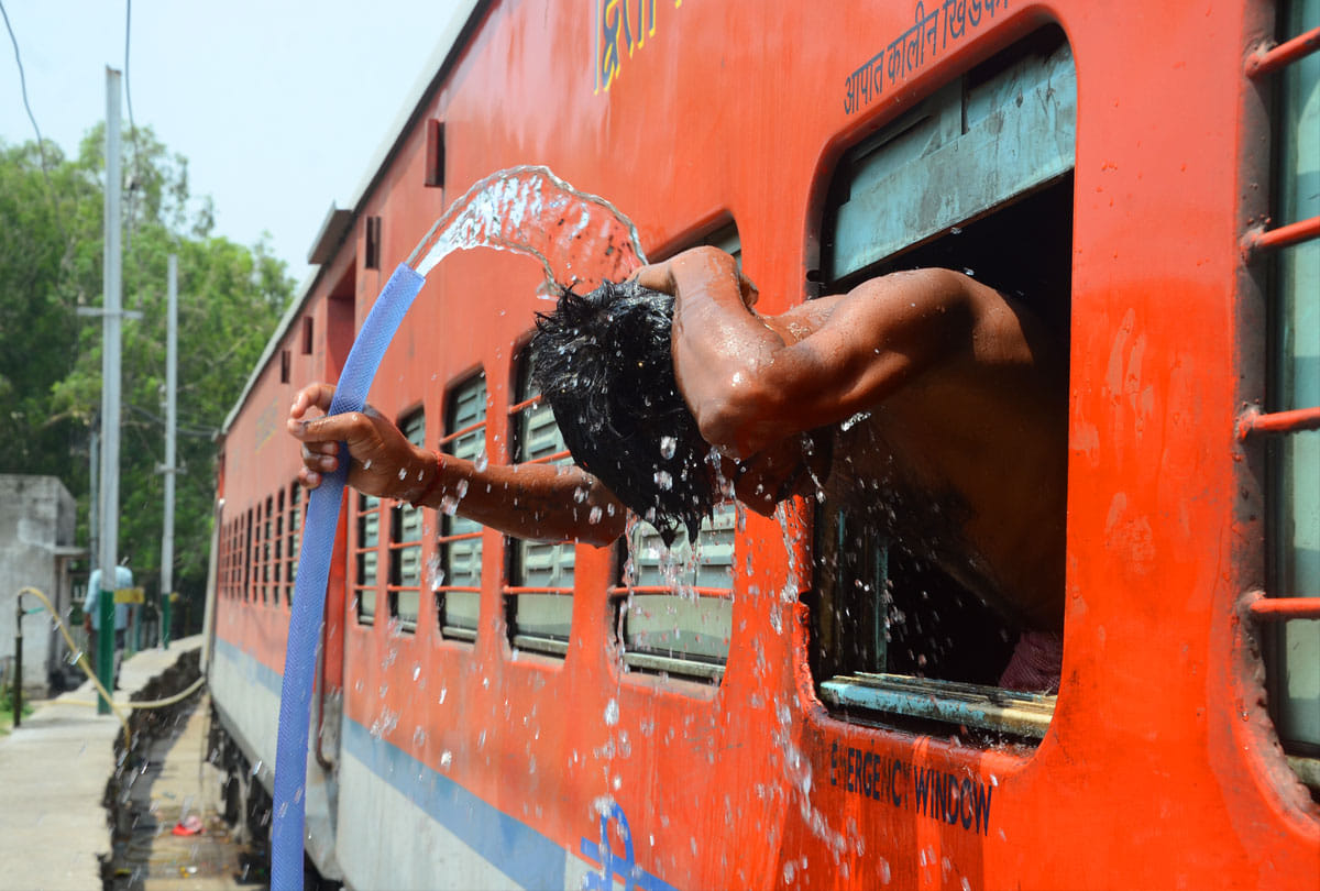 भीषण गर्मी से ट्रेन में दो यात्रियों की मौत