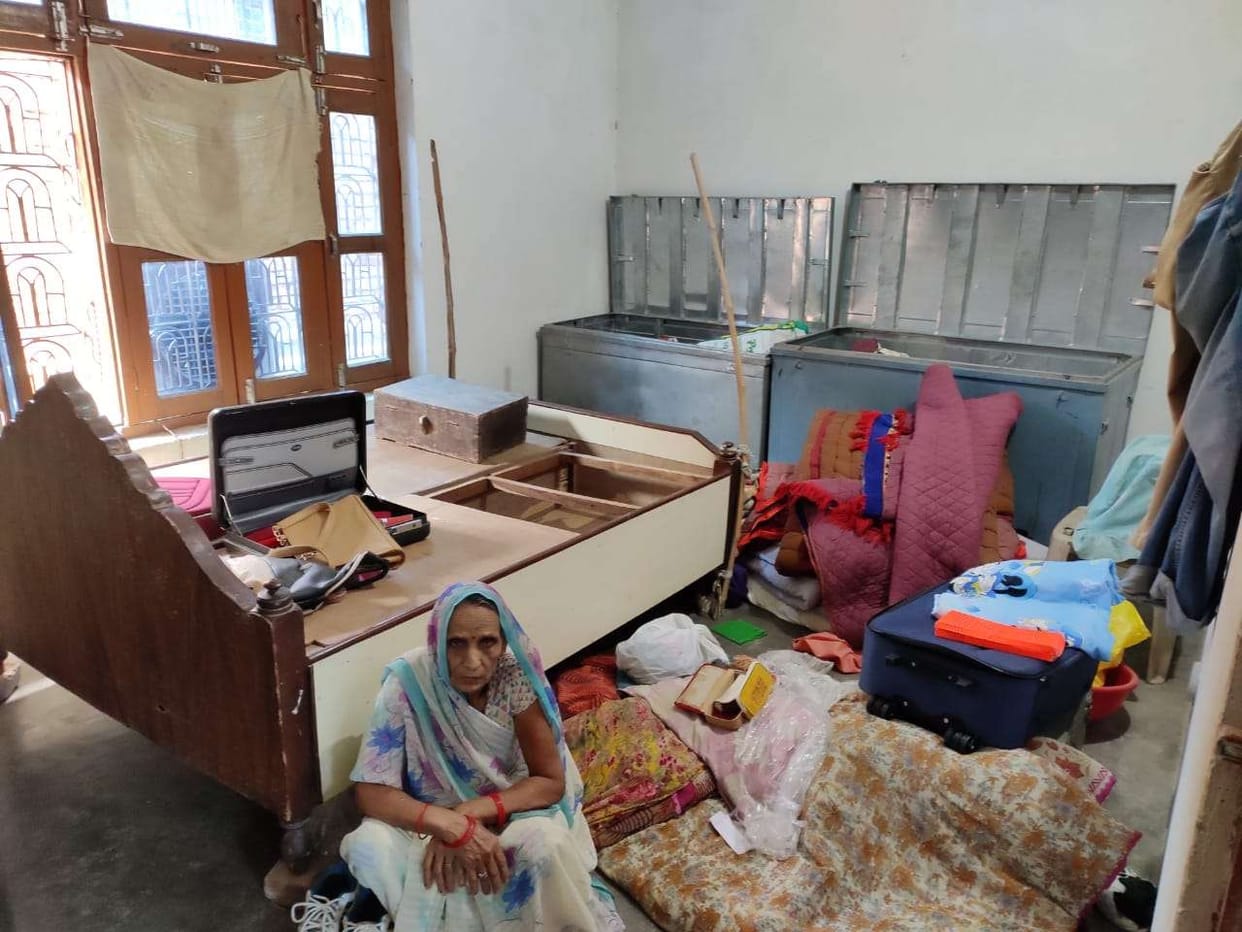 चोरों ने नकदी समेत लाखों के जेवरात पर हाथ किया साफ