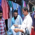 नोएडा में जामा मस्जिद के पास लगी कुर्ते की दुकान