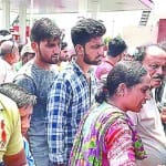 स्कूल बस में छात्रा से अश्लील हरकत करते चालक को पकड़ने वाले लोग