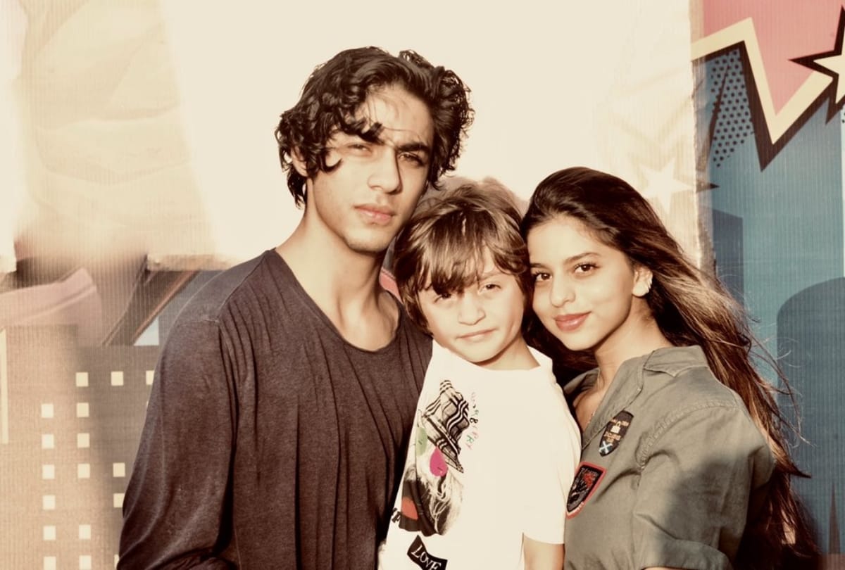 shah rukh khan shares aryan khan suhana khan and abram khan pictures