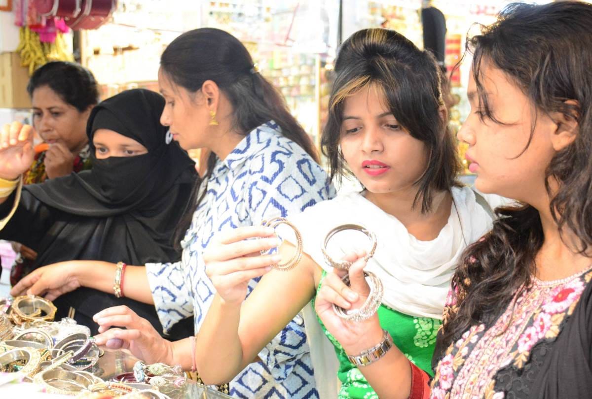 people shopping overnight on the occasion of festival eid
