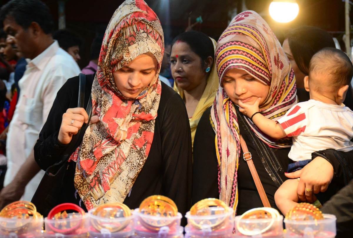 people shopping overnight on the occasion of festival eid