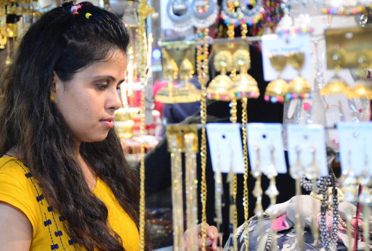 people shopping overnight on the occasion of festival eid
