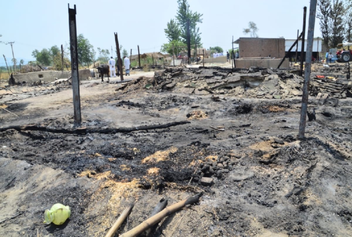 A dozen slums gutted in fire in una himachal