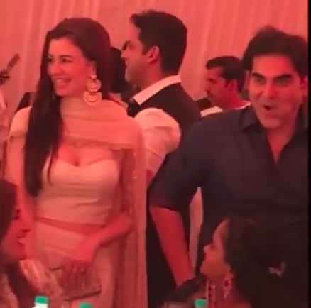 arpita khan asked to arbaaz khan girlfriend pull down your dupatta at baba siddique iftar party