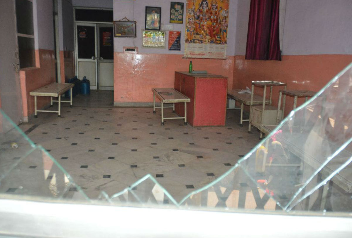 pregnant woman died in hospital family protest at sikandra agra