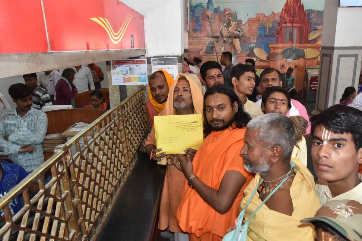 Kashi saints sent Shri Ramcharitmanas to West Bengal Chief Minister Mamta Banerjee