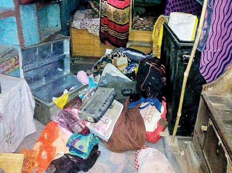 24 lakhs of piracy including cash and cash from two houses