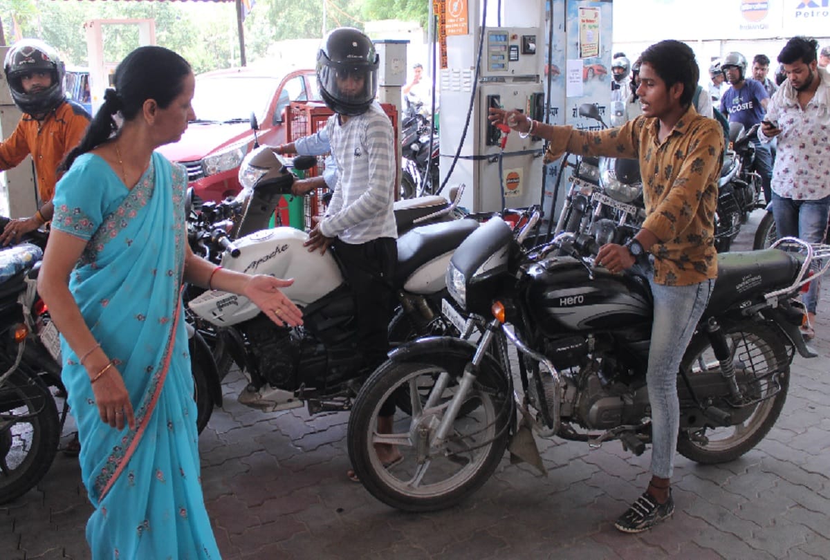 Several two-wheeler riders in Noida violated administration no-helmet-no petrol rule