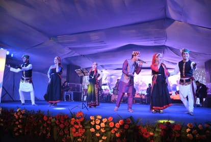 audience dances on the songs of Folk singer Vicky Chauhan at the shimla Summer Festival