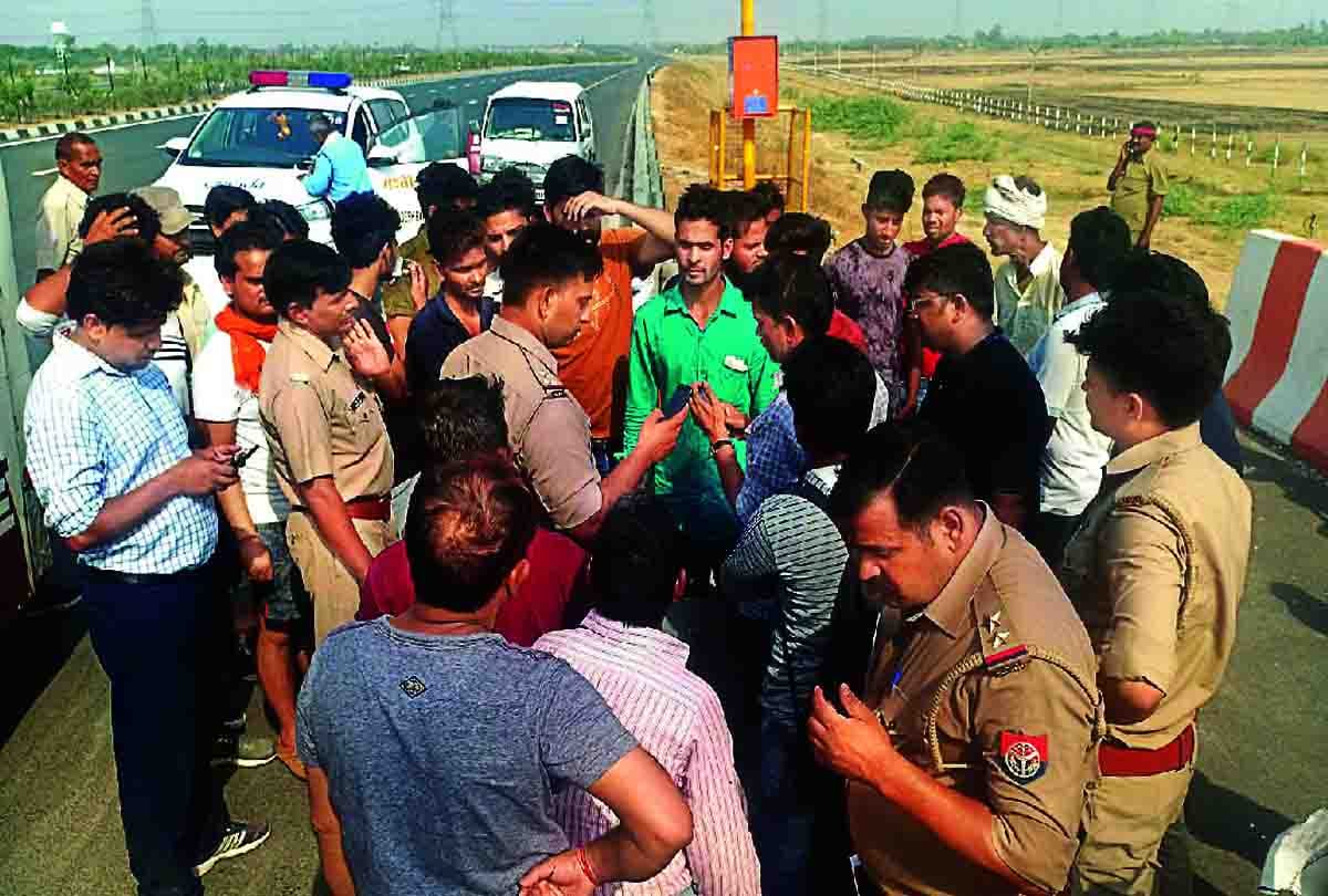 bus full with passengers stop on agra lucknow expressway