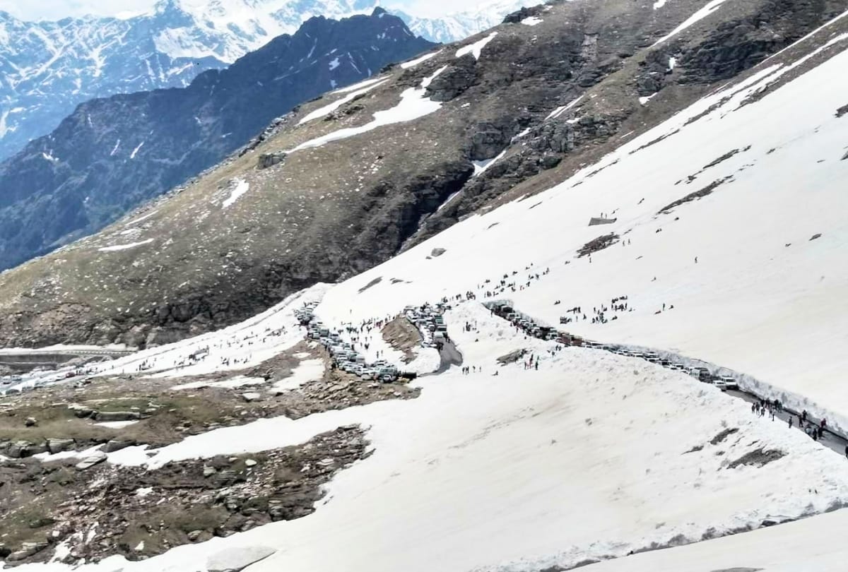 two tourist injured in road accident in rohtang kullu