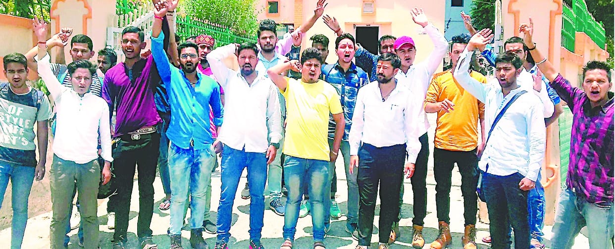 sahakaaree baink ka pareeksha kendr raajy se baahar banaane par pradarshan