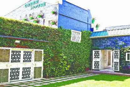 बैंक कर्मी का ग्रीन हाउस