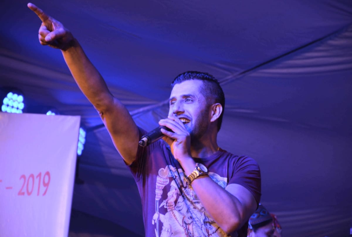 audience dances on the songs of Folk singer Vicky Chauhan at the shimla Summer Festival